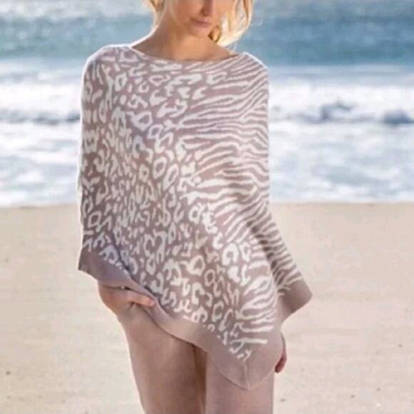 Barefoot dreams Tops - Barefoot Dreams One Size Ocean Breeze Poncho in Faded Rose Animal Print OS.